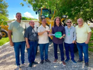 Prefeito Jurema e Vice Prefeito Junior recebem Patrol destinada por Veneziano para Barra de Santana