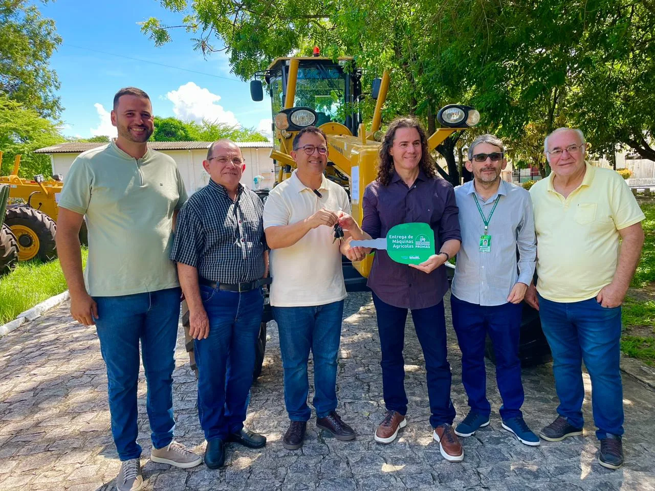 Prefeito Jurema e Vice Prefeito Junior recebem Patrol destinada por Veneziano para Barra de Santana