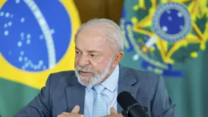 O que EUA fizerem conosco, vamos fazer com eles, diz Lula sobre credencial de americano