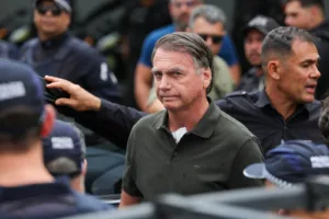 Bolsonaro apresenta evolução após cirurgia e inicia reabilitação
