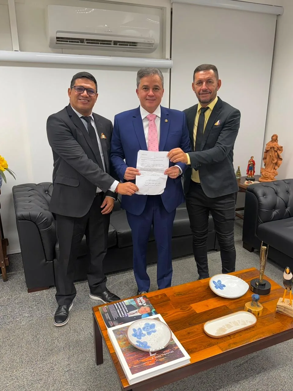 Vereadores de Alcantil entregam requerimento ao senador Efraim Filho solicitando ônibus universitário para estudantes do município