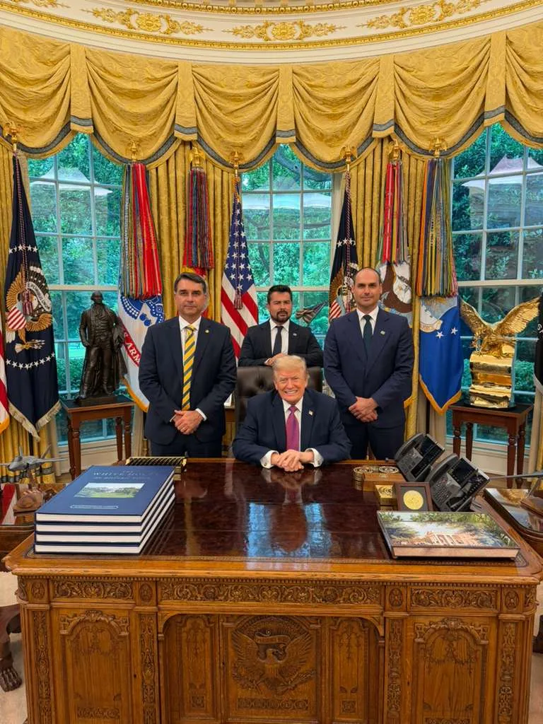 Flávio Bolsonaro divulga foto ao lado de Donald Trump