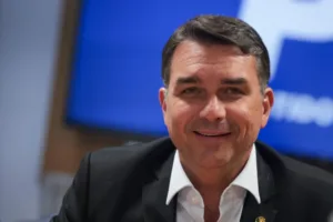 Flávio deixa hotel e vai à Casa Branca ao encontro de Trump