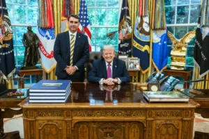 Trump publica foto que foi “muito bom” receber Flávio Bolsonaro na Casa Branca
