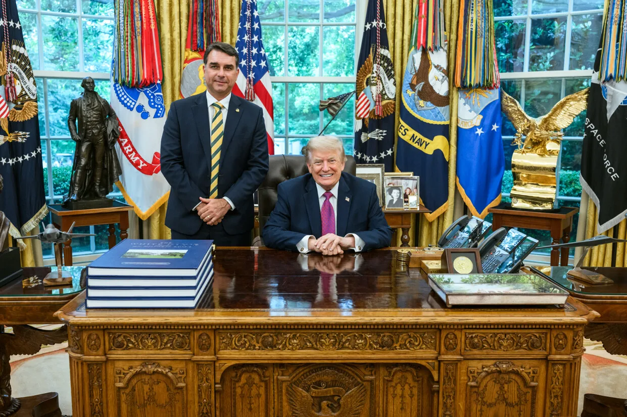 Trump publica foto que foi “muito bom” receber Flávio Bolsonaro na Casa Branca