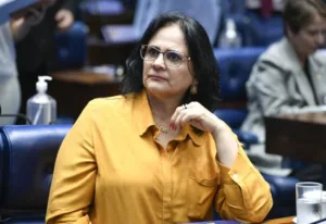 Damares diz que não irá a reunião de Flávio com mulheres