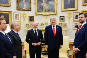 Lula e Trump se cumprimentam após agenda oficial do G7 na França