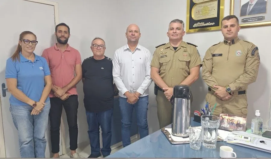 Prefeito Marcelo Barbosa recebe comando da PM e reforça segurança para festa junina