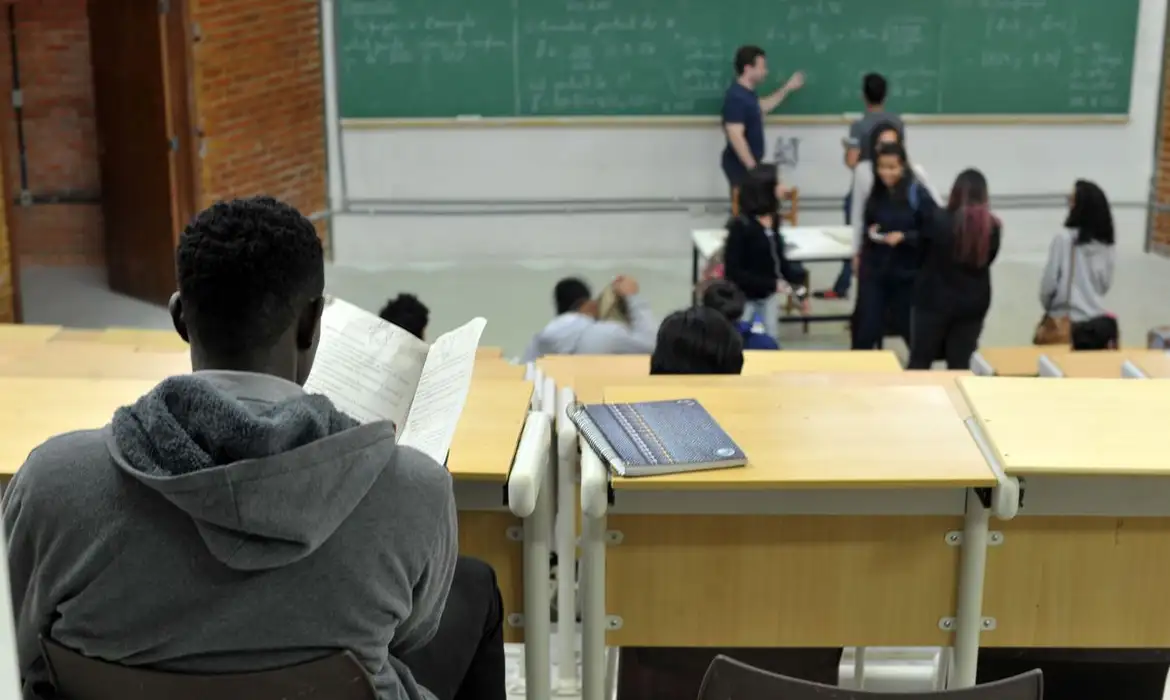 Lula sanciona novo piso dos professores em R$ 5,1 mil