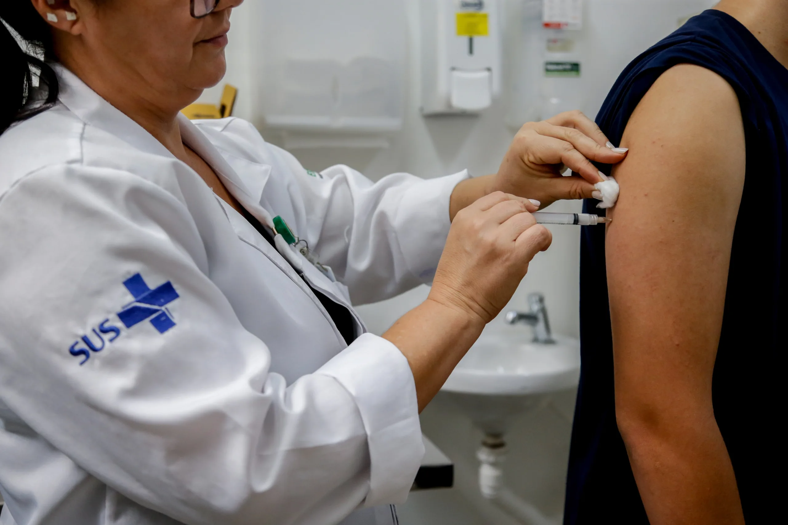 Ministério da Saúde suspende vacinação contra dengue para investigar reações graves