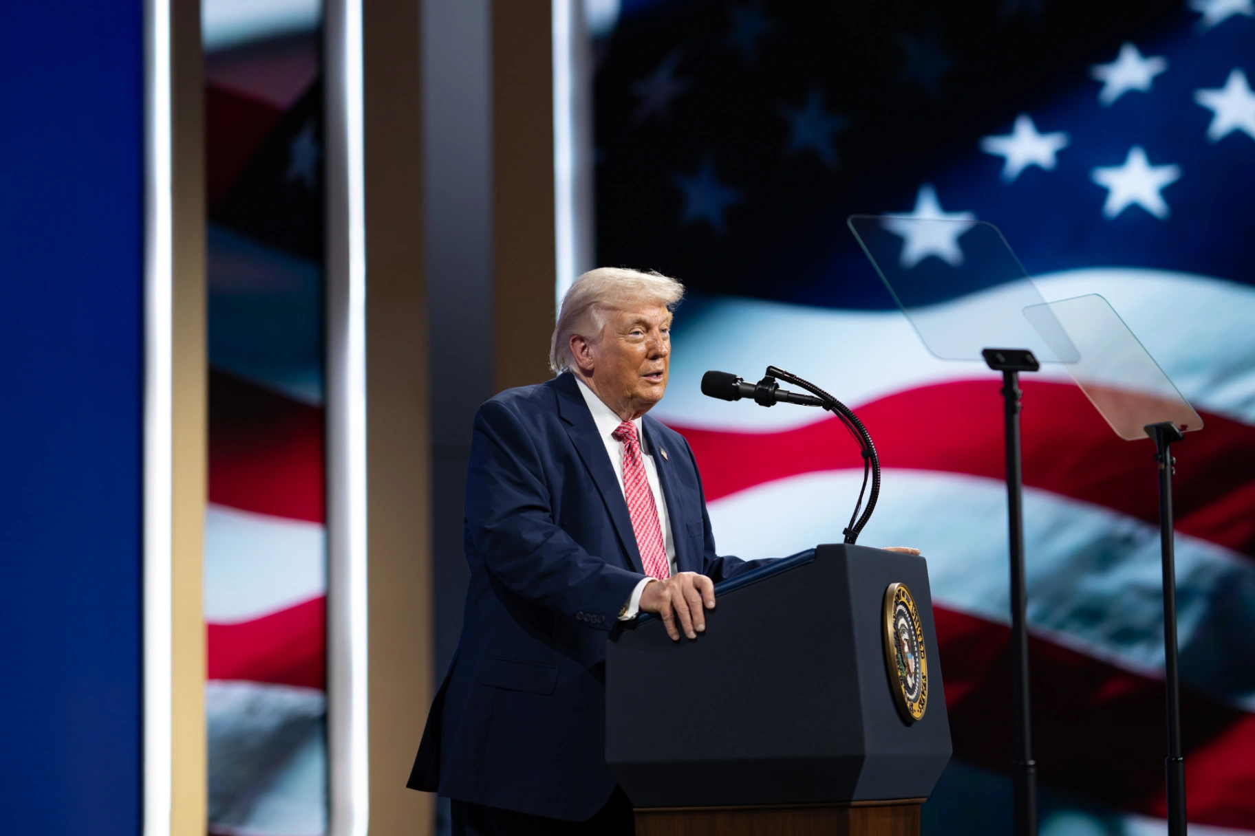 Trump desiste de taxa de 20% a embarcações no Estreito de Ormuz