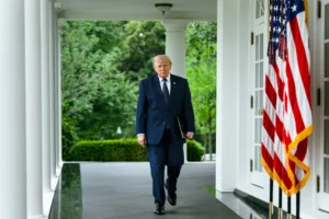 Trump anuncia bloqueio ao Irã e amplia tensão no Estreito de Ormuz