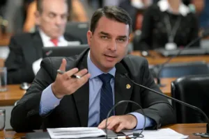 TSE desmente Flávio Bolsonaro e afirma que fabricação das urnas eletrônicas é totalmente nacional