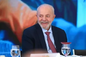 BTG/Nexus: Lula segue à frente no 1º e no 2º turno contra Flávio Bolsonaro