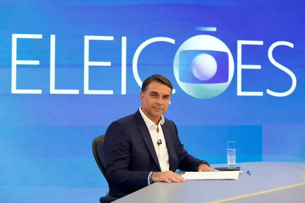 Flávio Bolsonaro evita explicar dinheiro do Master em filme sobre o pai
