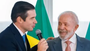 Hugo Motta declara apoio à reeleição de Lula após neutralidade do Republicanos