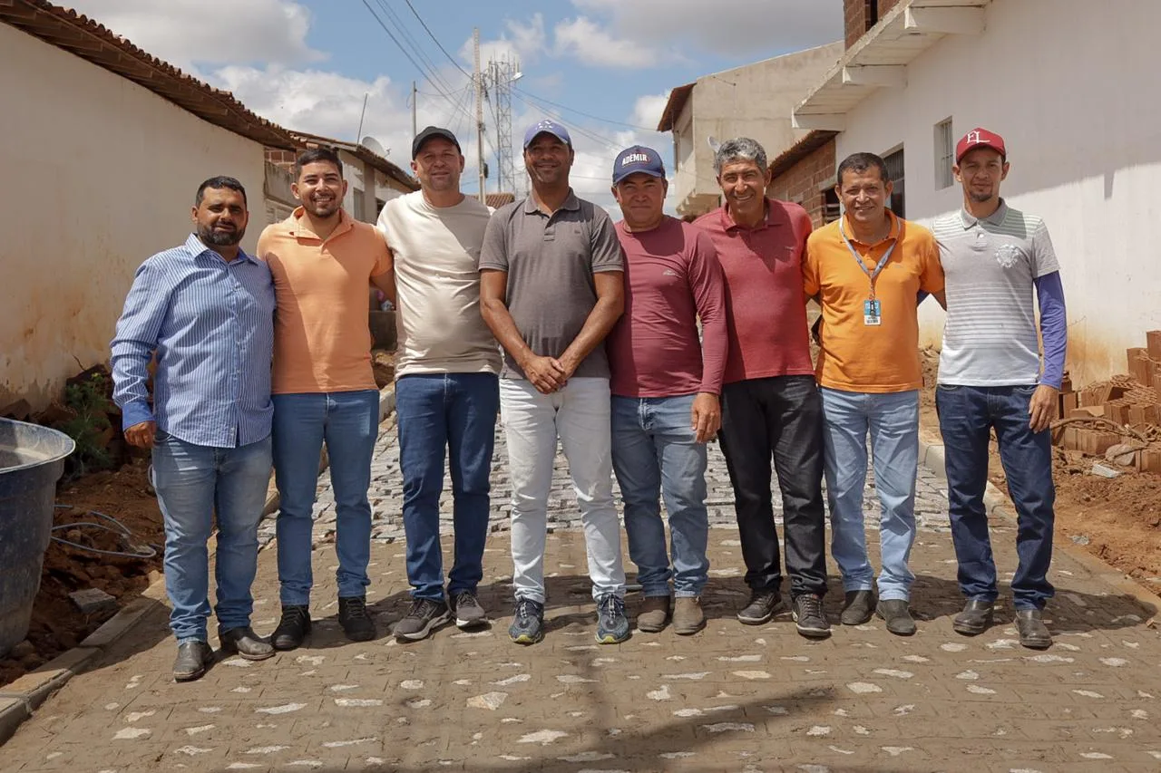 Prefeito Marcelo Barbosa acompanha calçamento e anuncia pavimentação de 100% do bairro Tôta Capibaribe