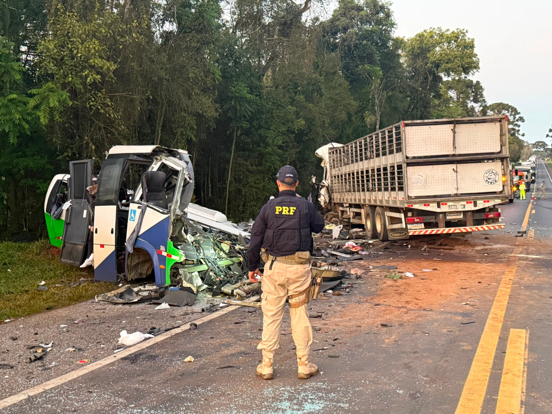 Acidente entre micro-ônibus e carreta deixa 22 mortos no Paraná