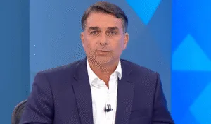 Flávio Bolsonaro admite erro de Eduardo ao agradecer tarifaço dos EUA