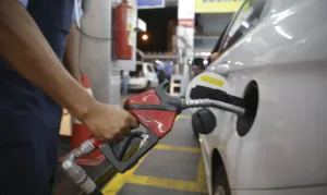 Gasolina com 32% de etanol passa a valer; veja os cuidados com o veículo