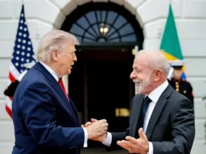 Em conversa com Lula, Trump promete distância da eleição no Brasil