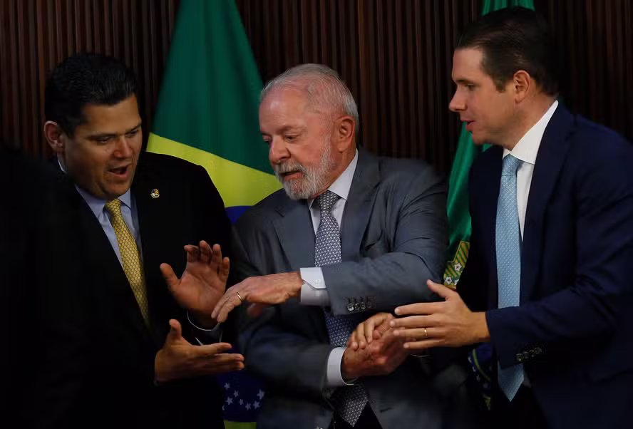 Centrão se reaproxima de Lula, e Alcolumbre, Motta e Lira evitam Flávio durante eleição