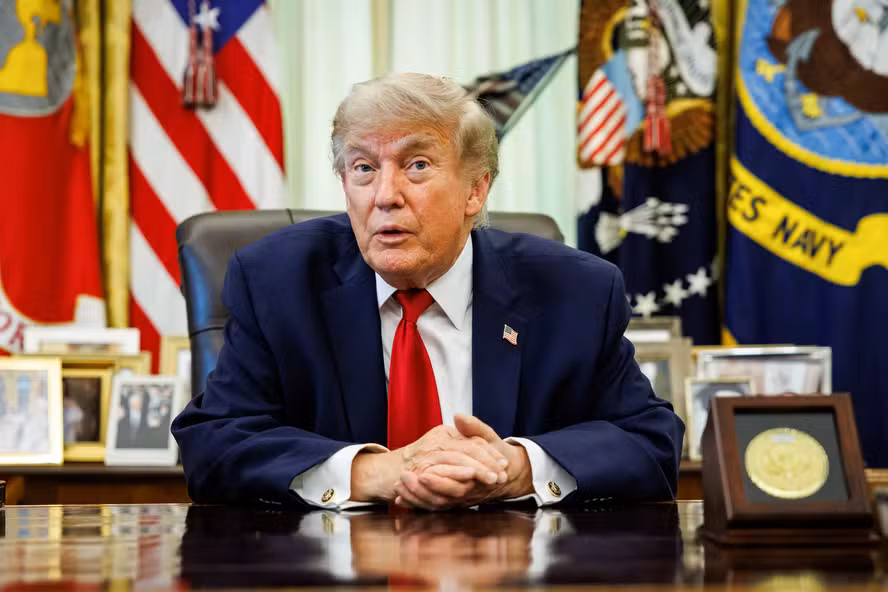 Trump amplia confronto com imprensa e impede acesso de três veículos