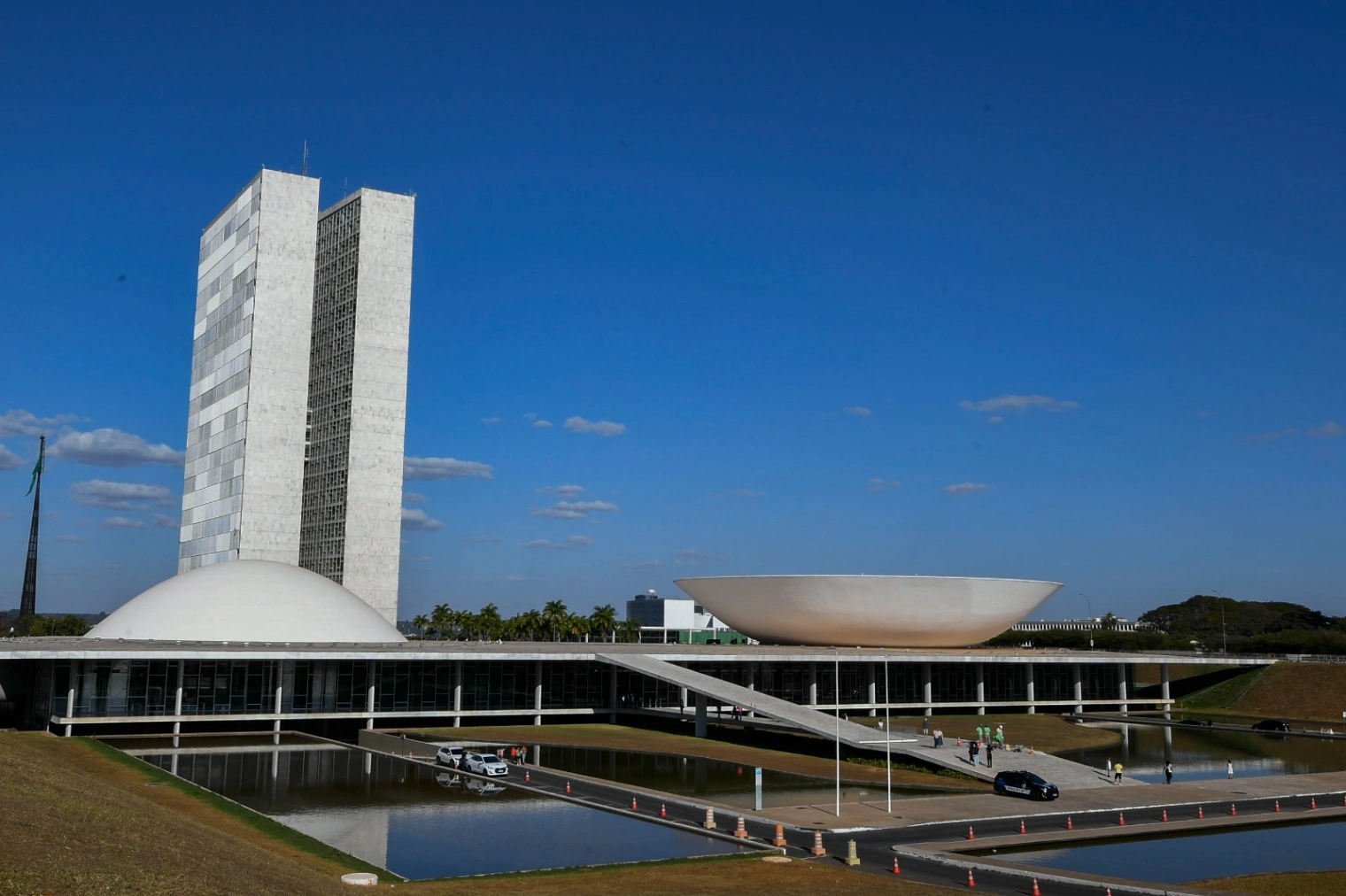 Comissão do Congresso aprova redução da “taxa das blusinhas”