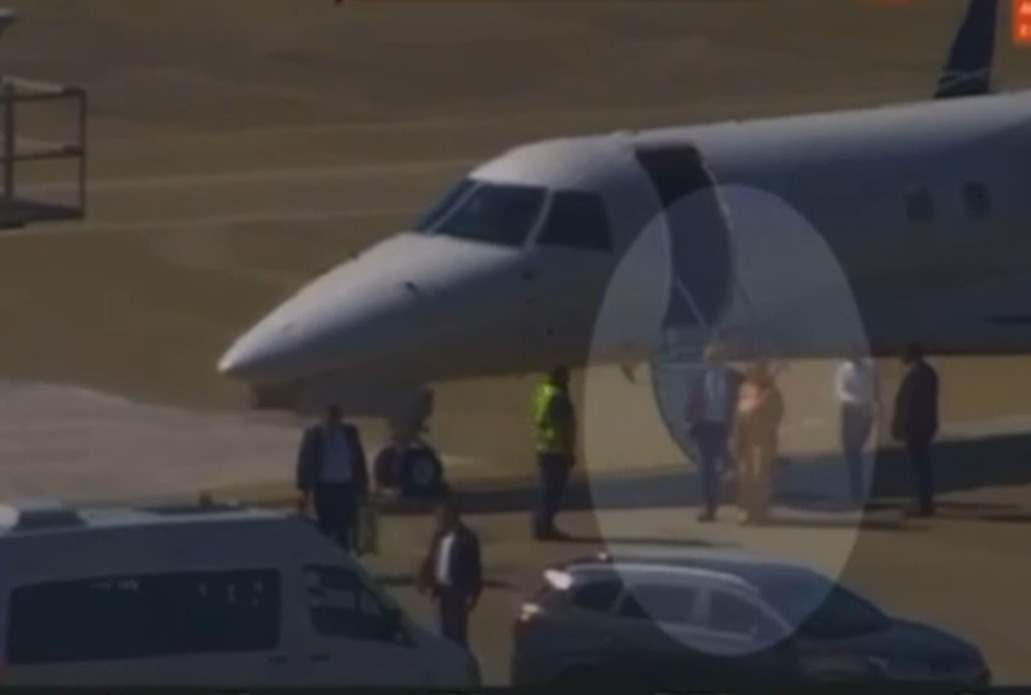 Vídeo mostra Moraes desembarcando de jatinho ligado a Vorcaro