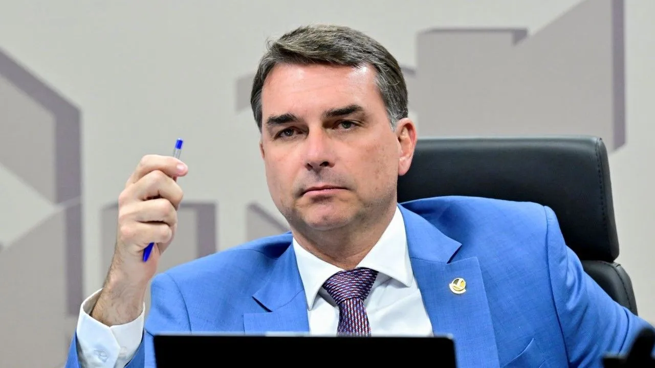 Flávio diz que operação sobre Dark Horse é ação política
