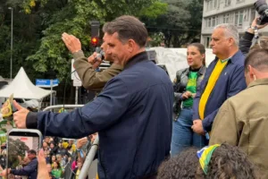 Flávio Bolsonaro ataca Moraes e critica Lula em ato na Avenida Paulista