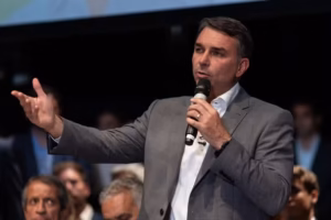 Flávio muda tom a 12 dias da eleição e diz que vai votar a favor do fim da escala 6×1