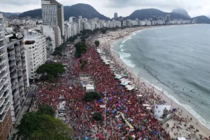 Rio tem ato de apoiadores de Lula em Copacabana durante feriado nacional