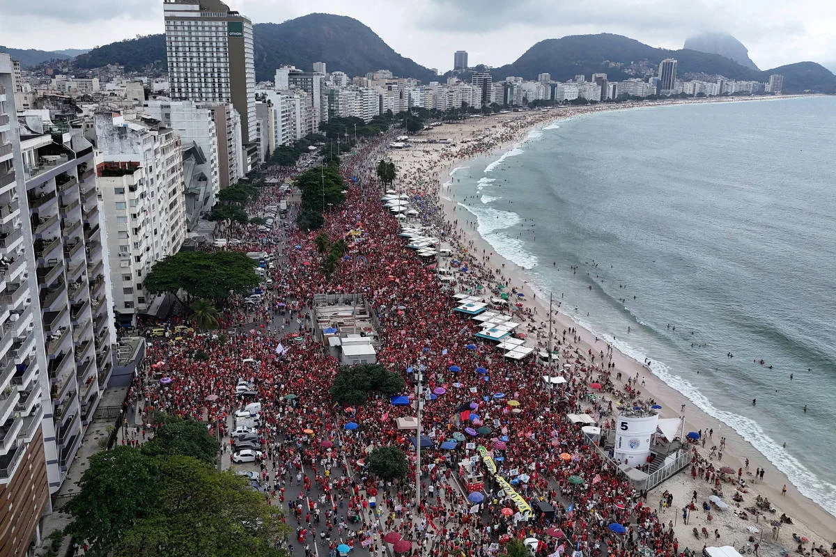 Rio tem ato de apoiadores de Lula em Copacabana durante feriado nacional