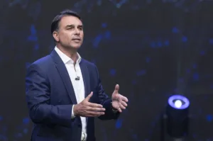 Flávio Bolsonaro recusa convite para sabatina do SBT