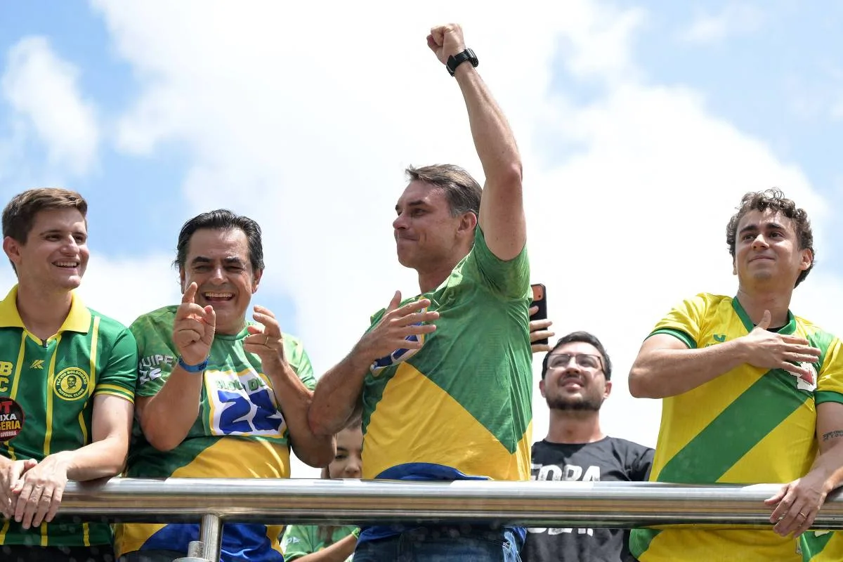 Flávio faz motociata em BH e ouve coro por “volta, Bolsonaro”