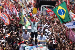 Lula chama Flávio de adversário de “mais baixo nível” em ato no Rio