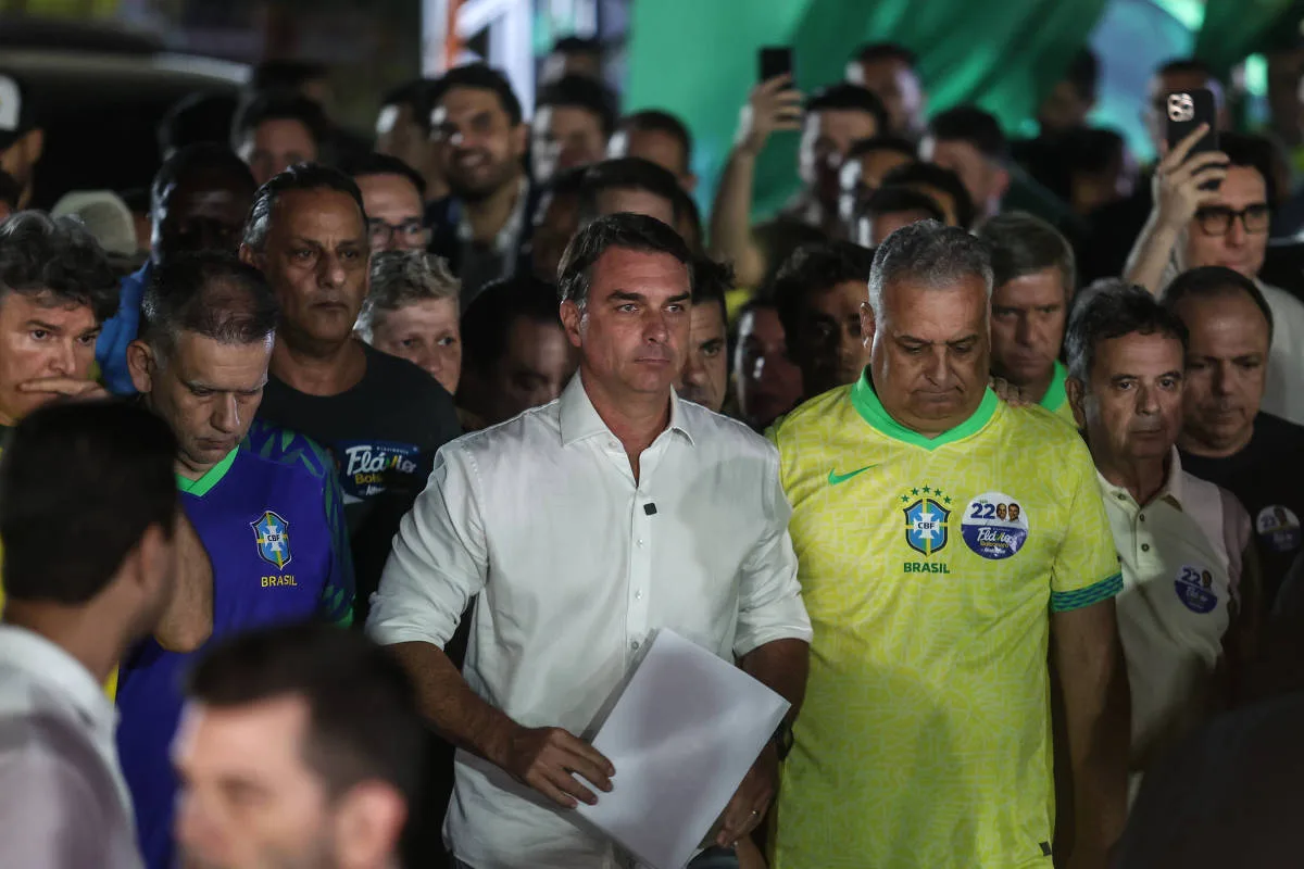 Aliados de Flávio Bolsonaro são avisados de que ele fugiu do Brasil