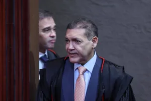 Kassio e Mendonça tentam se desvincular de Flávio após carta golpista e falam em perda de bom senso
