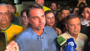 Flávio Bolsonaro é orientado por aliados a moderar discursos