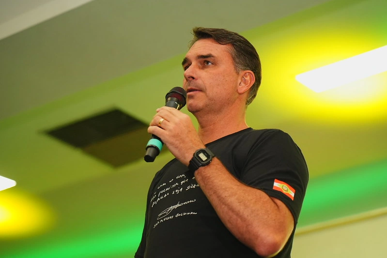 Flávio Bolsonaro fala em usar força do Congresso para mudar Constituição