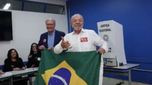 Lula avança sobre Flávio em 97% dos municípios brasileiros e vira em 211