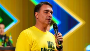Aliados aconselham Flávio a evitar debates no 2º turno