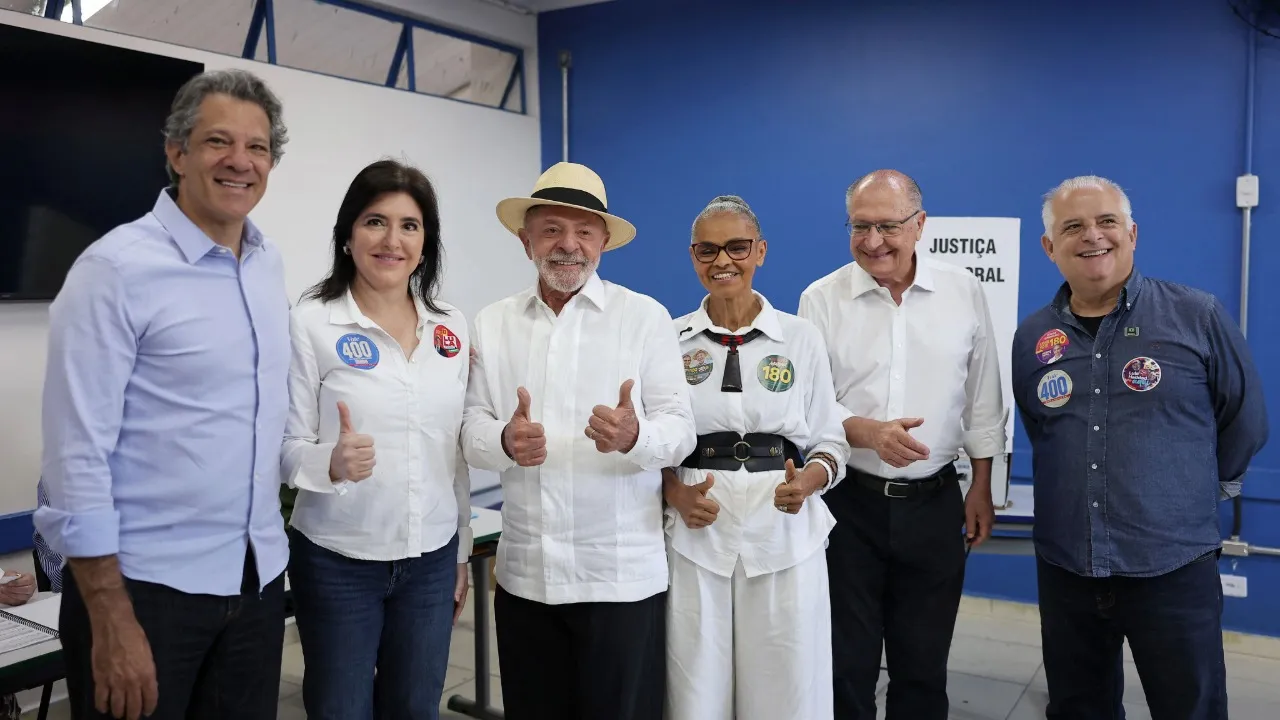 Lula vota em São Bernardo e chega acompanhado de aliados políticos