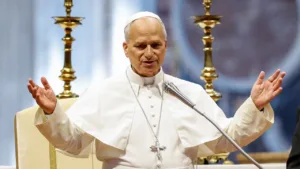 Papa Leão XIV recebe alta após cirurgia no pulmão