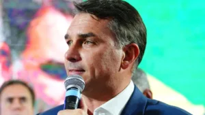 Flávio Bolsonaro recua após divulgar carta golpista