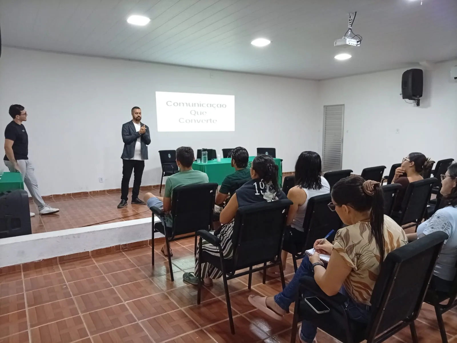 Alunos de Alcantil participam de palestra sobre moda, marketing e negócios