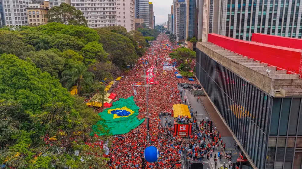 Imagens aéreas mostram multidão em ato pró-Lula na Avenida Paulista