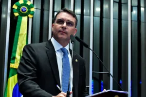 Após dizer que não iria, Flávio confirma debate com Lula