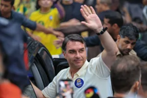Moraes manda Flávio entregar passaporte; senador fala em intimidação